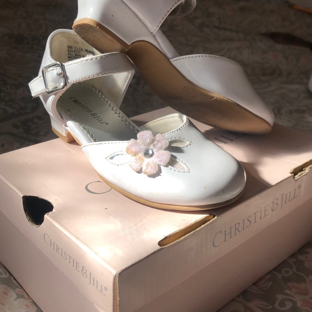 Gently worn white toddler girls Easter shoes